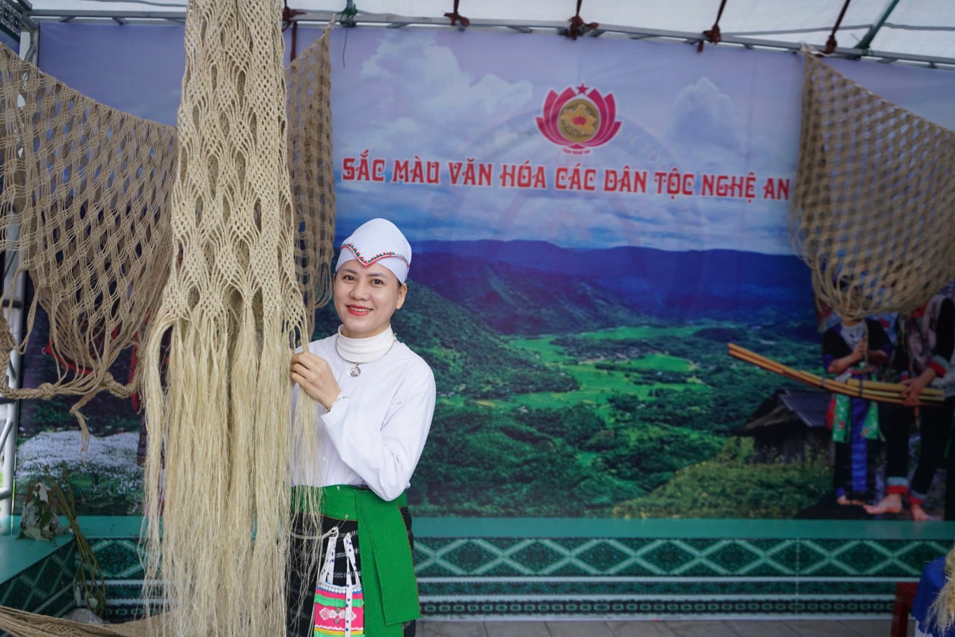 Chị Thu Hằng ( đo&agrave;n Nghệ An) giới thiệu sản phẩm v&otilde;ng gai